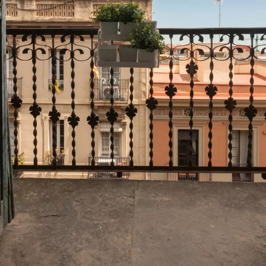 Cool room for rent in 9-bedroom apartment in Gracia - Photo 1
