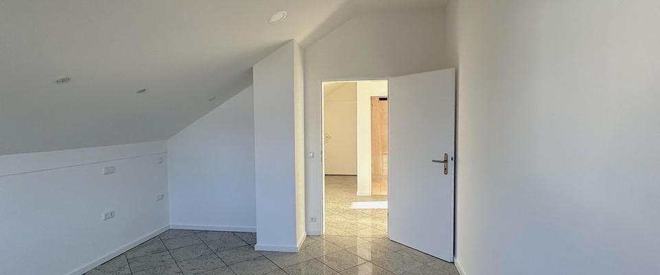 Sehr helle 2-Zimmer Dachgeschosswohnung in ruhiger Lage - Foto 1