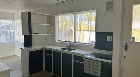 Freshly Renovated Family Home in Sunny Flaxmere! - Photo 2
