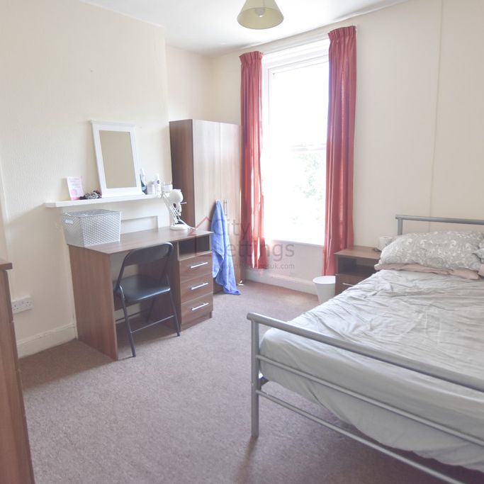 4 Bedroom Mid Terraced House - Photo 1