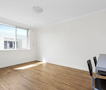 Ideal location, top floor one bedroom apartment - Photo 1