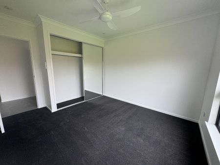 Stunning Coastal Retreat in Garbutt, Queensland - Photo 2