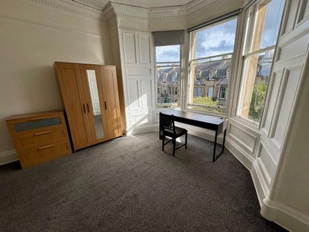 4 bedroom flat to rent - Photo 2