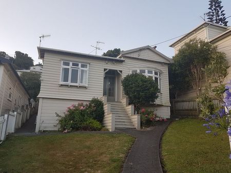 Well-presented 4br house in great location - Photo 4