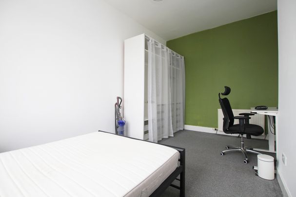 Clarkston Road, Muirend, Glasgow - Photo 1