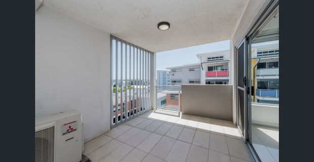 Central, Modern & Secure Apartment - Photo 1