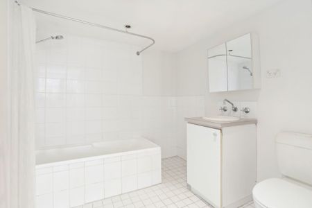 Spacious Designer Loft with Parking in Prime Camperdown Location - Photo 5