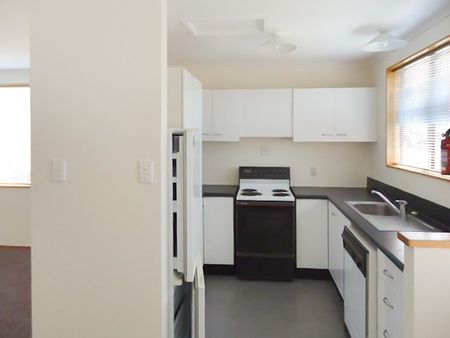 Great Sunny Townhouse in Karori - Photo 3