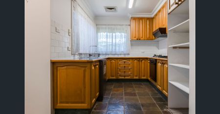 Well Proportioned 3 Bedroom Home in the heart of Sydenham - Photo 3