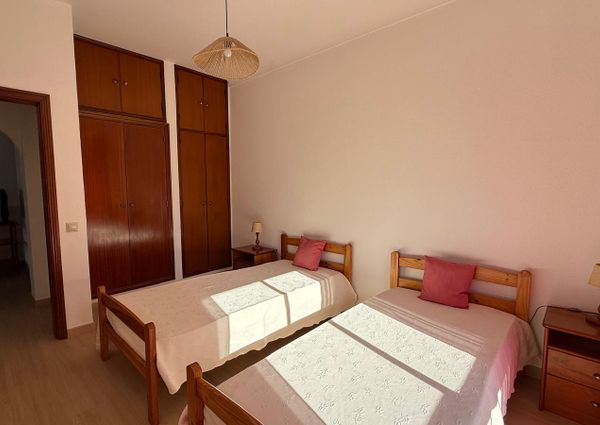 Excellent 1 bedroom flat with generous areas well located in Albufeira.