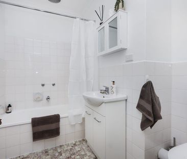 Bright One-Bedroom Apartment in Prime Location! - Photo 1