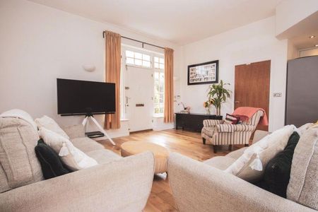 4 bedroom detached house to rent - Photo 2