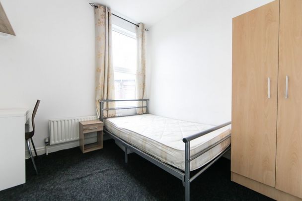 Blenheim Walk, Hyde Park, Leeds - Photo 1