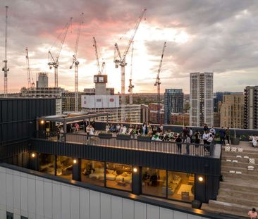 Discover a fully furnished premium space studio with access to a state-of-the-art gym, wellness studio, rooftop terrace with 360-degree views and multiple workspaces. - Photo 1