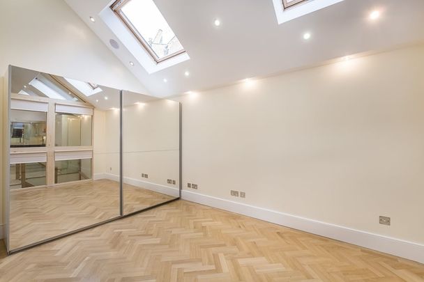 3 bedroom mews to rent - Photo 1