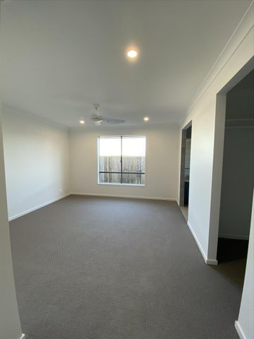 Large Modern Family Home with Spacious Backyard! - Photo 3
