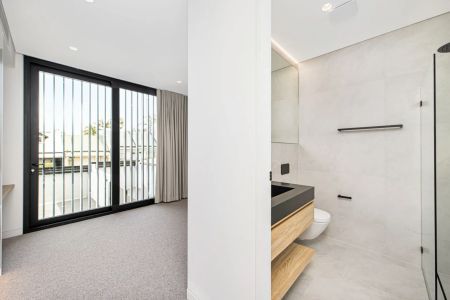 Contemporary Luxury Living in Prime Leichhardt Location - Photo 3