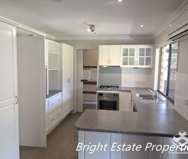 Charming Single-Level Home in Runcorn - Photo 5