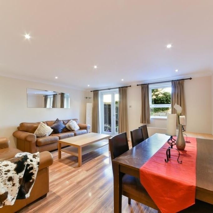 2 Bed Flat, Commodore House, E14 - Photo 1