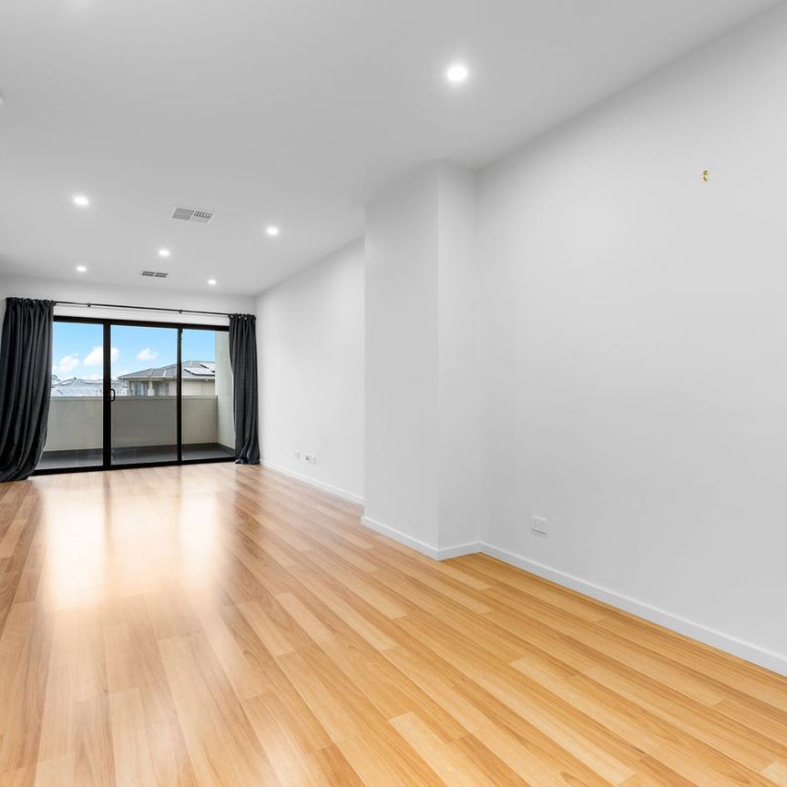 CHIC THREE BEDROOM TOWNHOUSE IN THE HEART OF ST CLAIR - Photo 1