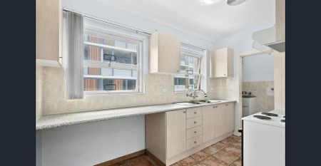 Perfectly positioned two bedroom apartment - Photo 3