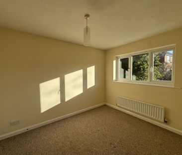 Matthews Drive, Crawley, Maidenbower - Photo 4