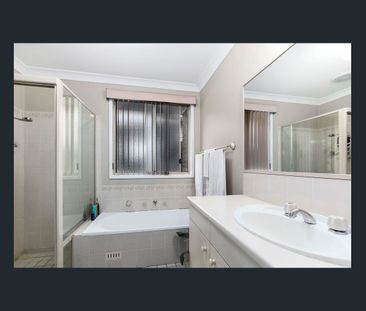 SPACIOUS FOUR BEDROOM HOME IN A PRIME LOCATION - Photo 6