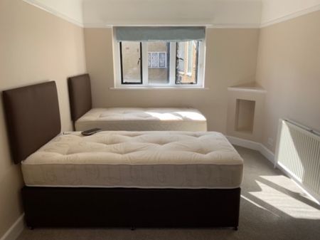 Oxford Court - Photo 4