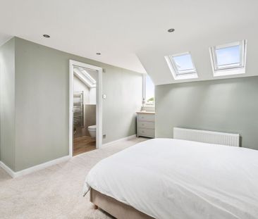 SHORT LET: A beautifully presented two-bedroom split-level apartment, ideally situated on the highly desirable Friars Stile Road in the heart of Richmond. - Photo 6