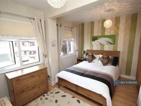 4 bedroom semi-detached house to rent - Photo 3