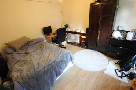 6 bedroom detached house to rent - Photo 4