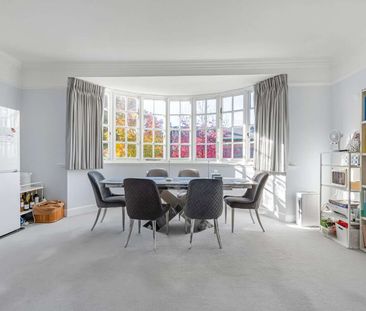Spacious three bedroom flat in charming period conversion - Photo 3