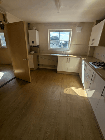 **Apply online** 1 Bed first floor flat, no lift. Adapted shower, Park View, Brynmill - Photo 4