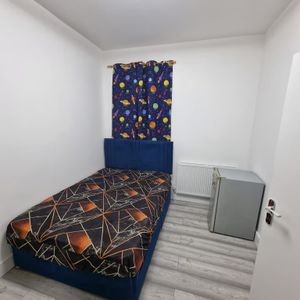 Room in a Shared House, London, E10 - Photo 2