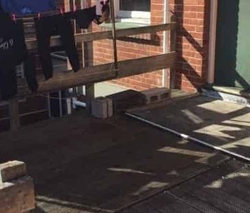 Centrally located flat to uni at a great price - Photo 2