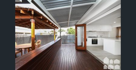 LOCATION LOCATION! - Photo 3