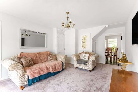 A well presented family home set in vibrant Tonbridge - Photo 2