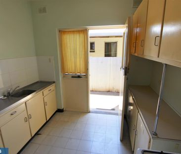 WELL PRESENTED UNIT IN EXCELLENT LOCATION - Photo 4