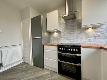 2 bedroom Flat to let - Photo 2