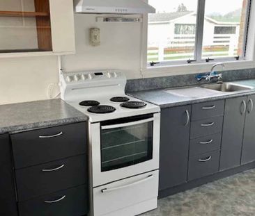 Waihi Farmhouse For Rent - Photo 1