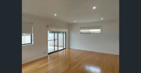 Stunning Three Bedroom Town House - Photo 3