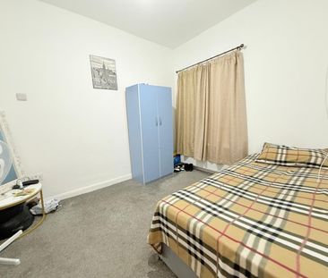 1 Bed Flat, High Road, IG1 - Photo 2