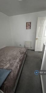 1 bedroom in a flat share to rent - Photo 3