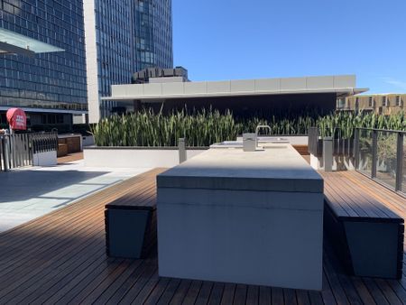 Modern One Bedroom in Central Park – Prime Location! - Photo 2