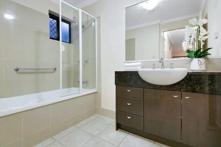 “Quiet Location with Easy Access to Shops and Schools” - Photo 5