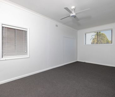 Hidden Gem – Freshly Updated 3 Bedroom Unit in Ultra-Convenient Sho... - Photo 2