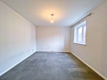 Ascot Court, Aldershot, Hampshire, GU11 - Photo 2