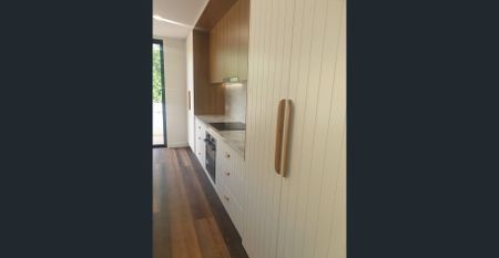 2BR, 1BATH unit, full kitchen, full laundry, lockable garage & private ent area! - Photo 2