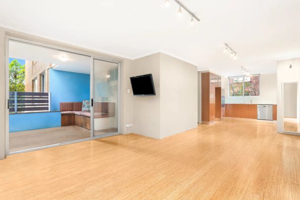 Spacious Two Bedroom Garden Apartment - Photo 1