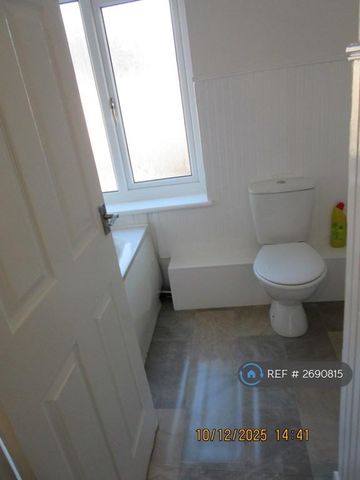 3 bedroom terraced house to rent - Photo 5